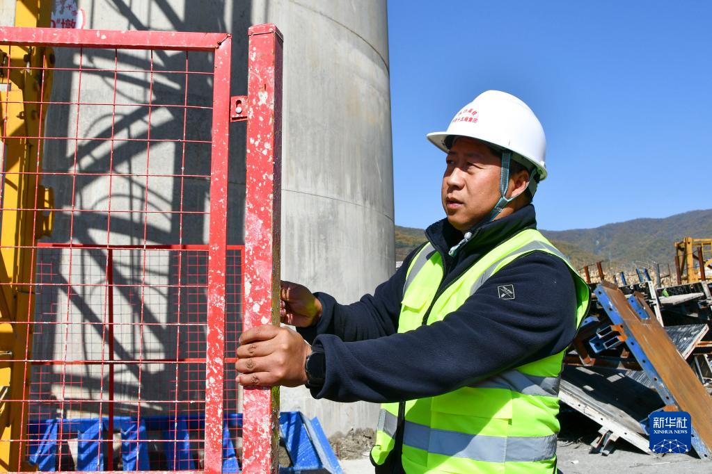 一線黨員以?shī)^斗書(shū)寫(xiě)時(shí)代榮光