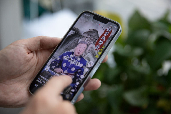 披傳統文化&ldquo;馬甲&rdquo;　傳授占卜算卦圈錢